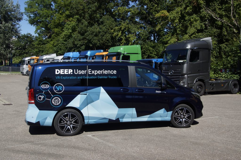 Daimler Trucks: Lkw-Fahrer testen neue digitale Fahrzeugsysteme in mobilem SimulatorDaimler Trucks: Truck drivers test new digital vehicle systems in mobile simulator
